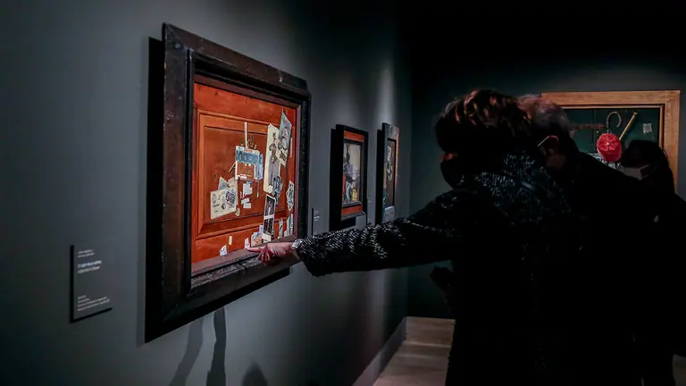 Visitantes contemplan la obras que forman parte de la exposición “Hiperreal. El arte del trampantojo”, en la sala de exposiciones temporales del Museo Nacional Thyssen-Bornemisza, a 20 de marzo de 2022, en Madrid (España). Esta exposición se podrá visitar desde el 16 de marzo hasta el 22 de mayo y ofrece una muestra de más de 100 obras, bodegones y naturalezas muertas, sobre todo, que mejor representan la técnica pictórica hiperreal que engaña a la vista jugando con los entornos arquitectónicos, la perspectiva, el sombreado y otros efectos ópticos.
20 MARZO 2022;MUSEO;PINTURA;CUADROS;PINACOTECA;
Ricardo Rubio / Europa Press
(Foto de ARCHIVO)
20/3/2022
