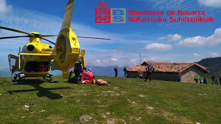 Herido grave un parapentista que se ha precipitado sobre una ermita en Iturmendi. BOMBEROS DE NAVARRA