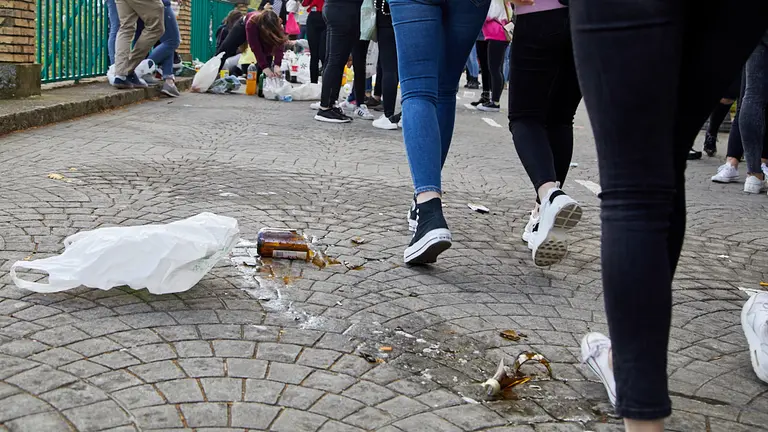 Restos de un botellón en Pamplona durante una carpa universitaria. IÑIGO ALZUGARAY
