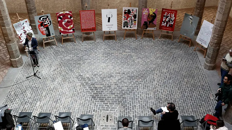 El Palacio de Condestable acoge desde este lunes los diez carteles finalistas del concurso de San Fermín 2022, entre los que la ciudadanía podrá elegir hasta el 4 de mayo la obra que anunciará las fiestas.  EFE/ Jesús Diges
