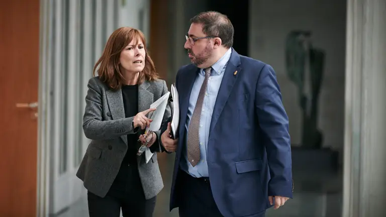 Uxue Barkos y Unai Hualde en su llegada a la Mesa y Junta de Portavoces. PABLO LASAOSA