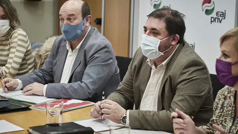El presidente del EBB del PNV, Andoni Ortuzar (2i), y el presidente del PNV en Navarra y del Parlamento foral, Unai Hualde (2d), se reúnen en la sede del PNV, a 21 de marzo de 2022, en Pamplona, Navarra (España). - Eduardo Sanz