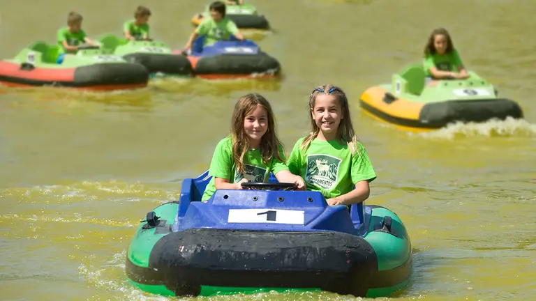 Varios niños disfrutan durante un campamento anterior en Sendaviva. CEDIDA