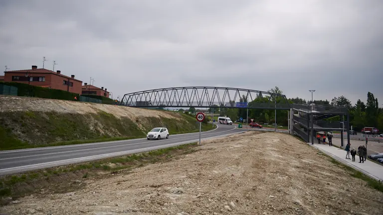 El consejero de Cohesión Territorial, Bernardo Ciriza, visita la nueva pasarela peatonal y ciclable de Itaroa, cuyas obras acaban de finalizar. PABLO LASAOSA