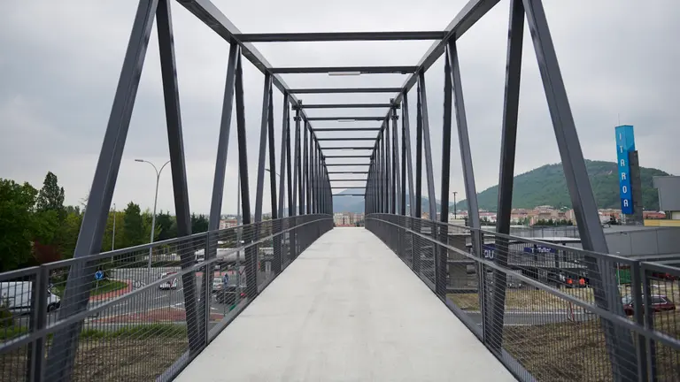 El consejero de Cohesión Territorial, Bernardo Ciriza, visita la nueva pasarela peatonal y ciclable de Itaroa, cuyas obras acaban de finalizar. PABLO LASAOSA