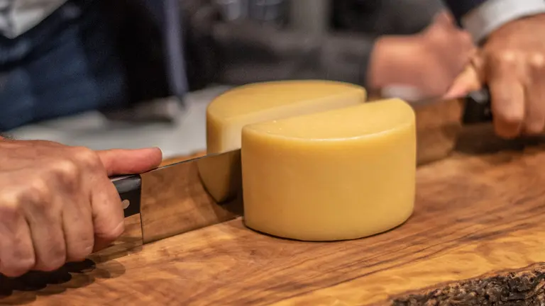 La consejera de Desarrollo Rural y Medio Ambiente, Itziar Gómez, participa en el corte y presentación del primer queso Idiazabal del año 2022 en Navarra. IRAITZ IRIARTE.