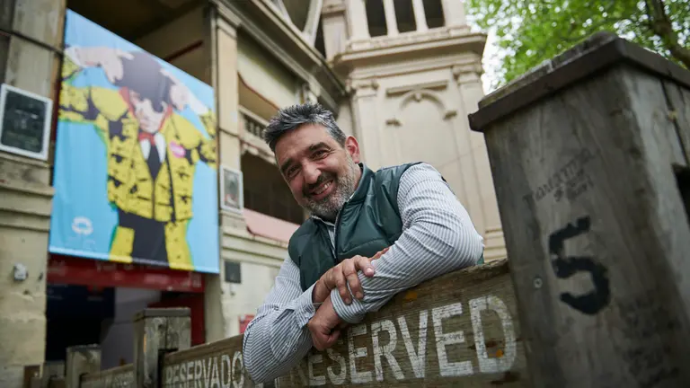 Manolo Sagüés, crítico taurino que prepara un libro sobre el Centenario de la Plaza de toros de Pamplona. PABLO LASAOSA