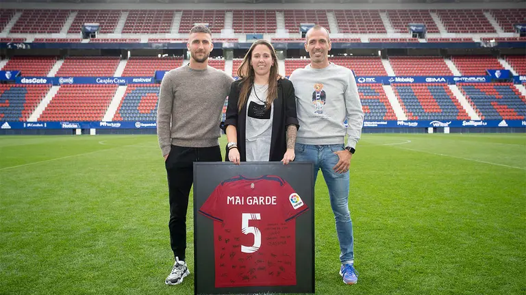 Mai Garde rodeada por Oier Sanjurjo y Patxi Puñal en El Sadar. CA Osasuna.