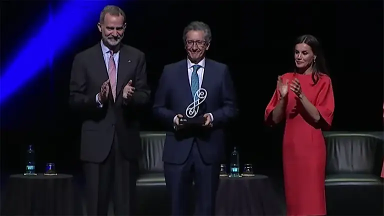 El rey entrega en Barcelona el Premio Nacional de Investigación en Medicina al Dr. Jesús San Miguel. CLINICA UNIVERSIDAD DE NAVARRA
