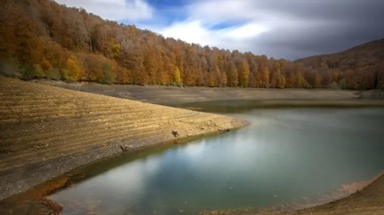 El Embalse de Irabia es uno de los puntos más populares de la Selva de Irati. Foto: Embalse de Irabia.