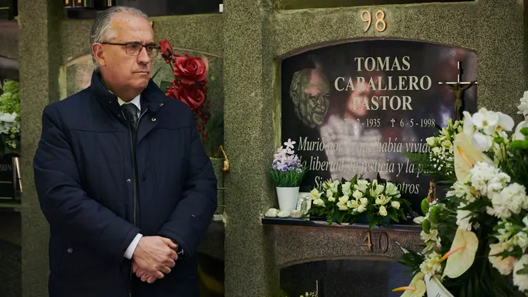 El Ayuntamiento, encabezado por el alcalde, Enrique Maya, celebra un acto de recuerdo a Tomás Caballero, concejal de UPN asesinado por la banda terrorista ETA hace 24 años. PABLO LASAOSA