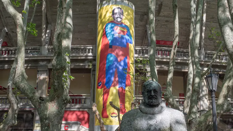 Nuevo cartel colocado en la fachada de la plaza de toros de Pamplona. IRAITZ IRIARTE.