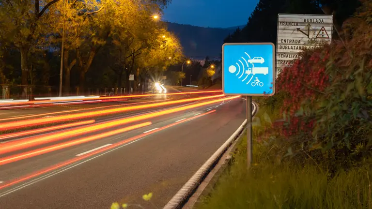 Los nuevos radares colocados en la Av. Navarra y en la cuesta de Beloso.IRAITZ IRIARTE.