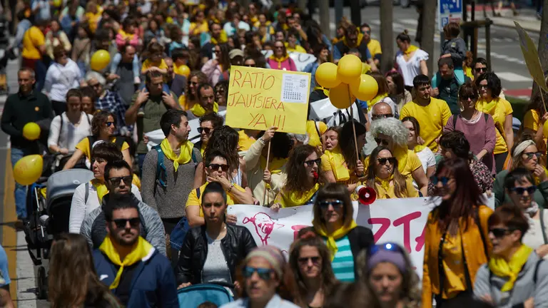 Multitudinaria manifestación de la Plataforma 0-3 de Navarra para reclamar unas escuelas infantiles "dignas". IÑIGO ALZUGARAY