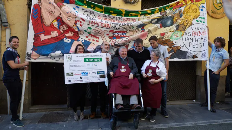 Entrega de la mandarra solidaria de la Peña Oberena a la asociación ANELA. IÑIGO ALZUGARAY