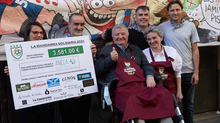 Entrega de la mandarra solidaria de la Peña Oberena a la asociación ANELA. IÑIGO ALZUGARAY