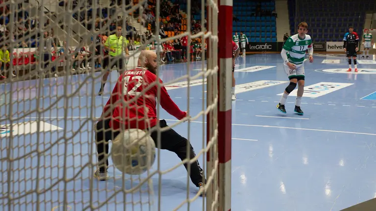 Partido de balonmano de la Liga Sacyr Asobal entre Helvetia Anaitasuna y Liberbank Cantabria Sinfín disputado en Pamplona. IÑIGO ALZUGARAY