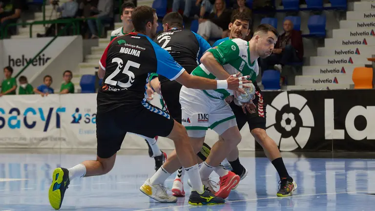 Partido de balonmano de la Liga Sacyr Asobal entre Helvetia Anaitasuna y Liberbank Cantabria Sinfín disputado en Pamplona. IÑIGO ALZUGARAY