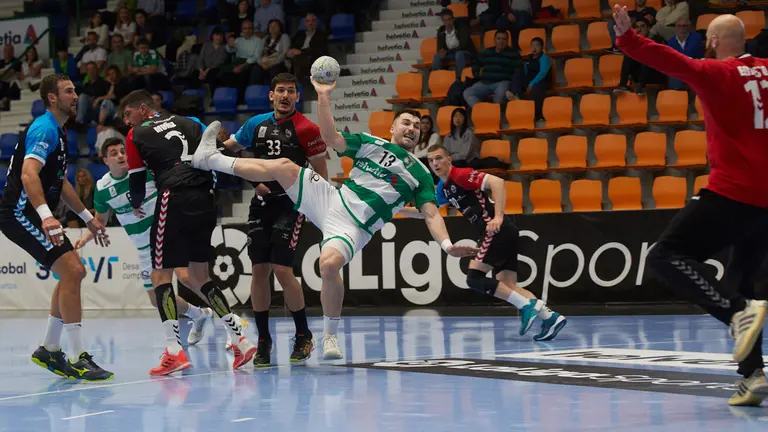 Partido de balonmano de la Liga Sacyr Asobal entre Helvetia Anaitasuna y Liberbank Cantabria Sinfín disputado en Pamplona. IÑIGO ALZUGARAY
