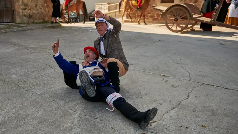 Un herido pide ayuda junto a un médico de la Cruz Roja. IRANZU LARRASOAÑA