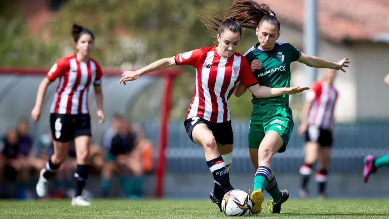 Lorena Herrera en pugna por el balón ante el Athletic B en Lezama. CA Osasuna.