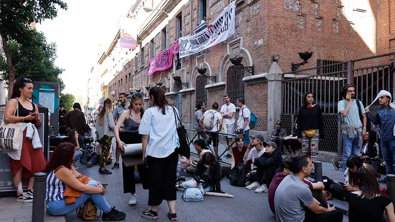 Alrededor de 200 activistas de diversos colectivos han ocupado este sábado la antigua sede del sindicato UGT en el barrio de Hortaleza, para denunciar la operación especulativa con este edificio, avalada por el Ayuntamiento Madrid, y que debería ser destinado a usos sociales. Portavoces de los colectivos implicados en la acción, entre los que se encuentra Extinction Rebellion, han explicado que la operación fomentada por ambas entidades "permitió, en febrero de este año, el cambio de la categoría de uso a hospedaje en régimen exclusivo", con el objetivo de consentir la reestructuración de este edificio con protección patrimonial.- EFE/Rodrigo Jiménez