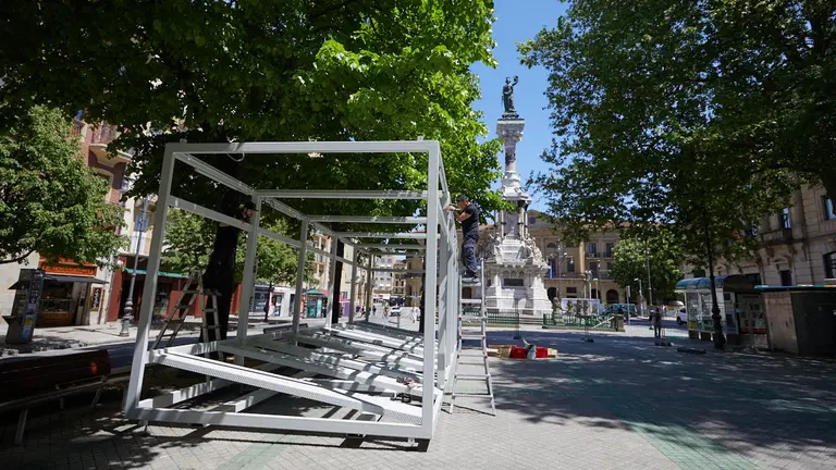 Inicio de los trabajos de montaje de la tómbola de Cáritas en el Paseo de Sarasate de Pamplona. IÑIGO ALZUGARAY