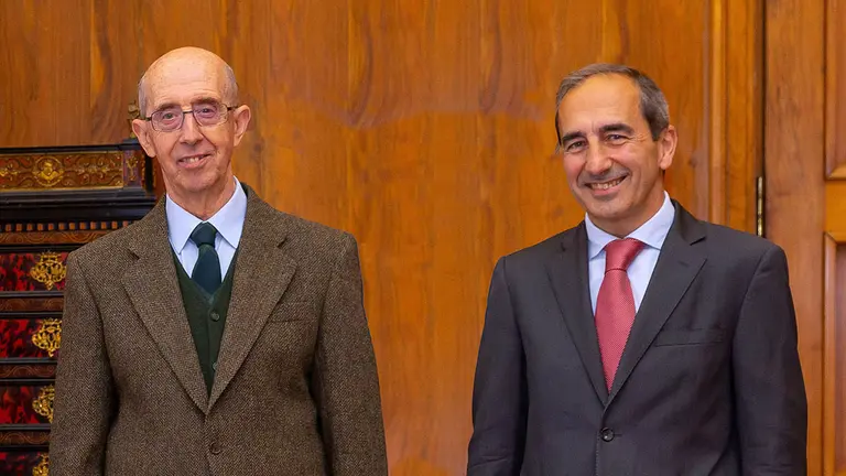 De izquierda a derecha, José María Bastero y Alfonso Sánchez-Tabernero, anterior y nuevo presidente de la Asociación de Amigos de la Universidad de Navarra. UNIVERSIDAD DE NAVARRA