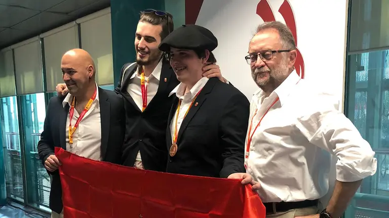 Urki Neol y su tutor, Alfonso Erro, junto a Alain Cilveti y su tutor, Fernando Ziganda. GOBIERNO DE NAVARRA