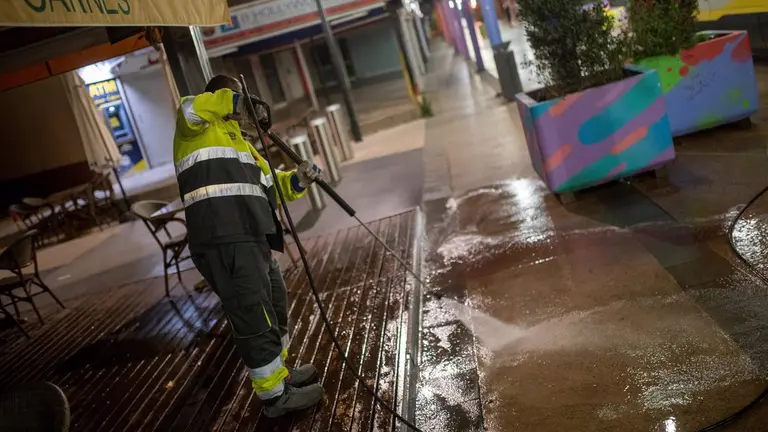 Un operario limpia con agua la zona donde se ha producido un homicidio con un arma de fuego, a 10 de mayo de 2022, en Saragossa de Salou. EUROPA PRESS