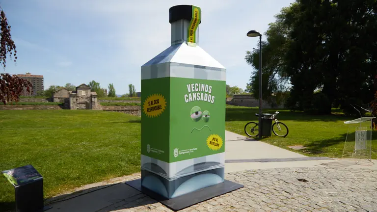 Presentación de la campaña de sensibilización contra los botellones con la presencia del alcalde de Pamplona, Enrique Maya, y miembros de la Comisión Municipal de Asuntos Ciudadanos. IÑIGO ALZUGARAY