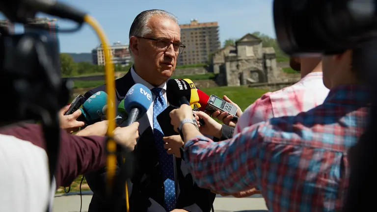 Presentación de la campaña de sensibilización contra los botellones con la presencia del alcalde de Pamplona, Enrique Maya, y miembros de la Comisión Municipal de Asuntos Ciudadanos. IÑIGO ALZUGARAY