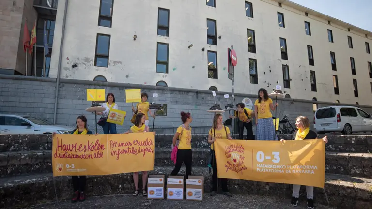 La Plataforma 0-3 de Navarra, convocante de la huelga en las escuelas infantiles, ofrece una rueda de prensa. Frente al departameto de Educación. IRAITZ IRIARTE.