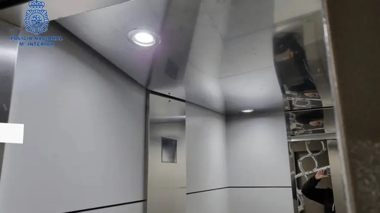 La Policía Nacional detiene al presunto autor de causar daños por valor de 3700 € en un ascensor en el que se quedó atrapado por orinar en la rejilla CEDIDA