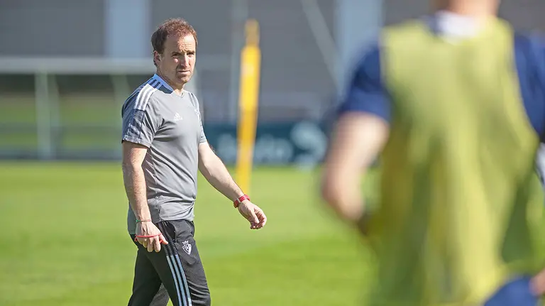 Entrenamiento en Tajonar bajo la mirada de Jagoba Arrasate. CA Osasuna.
