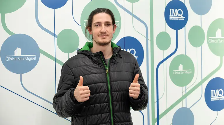 El navarro Julen Elustondo después de pasar el reconocimiento médico en Pamplona. Anaitasuna.