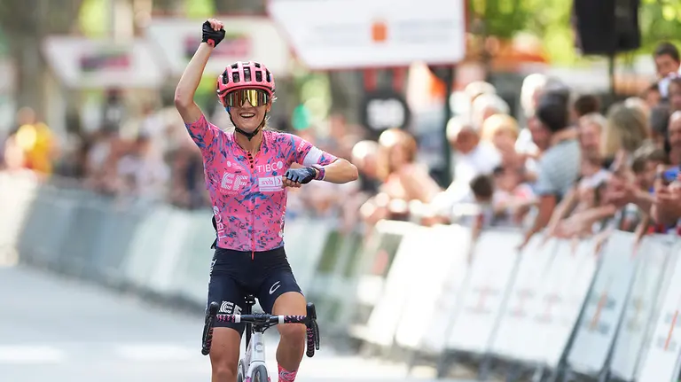 La corredora Veronica Ewers, del equipo EF TIBCO SVB, entra en meta ganadora en la segunda clásica de 124,78 km disputada entre Pamplona-Pamplona. Navarra Women´s Elite Classics 2022. Clásicas de ciclismo profesional femenino de categoría UCI WORLD TOUR. EFE/Iñaki Porto