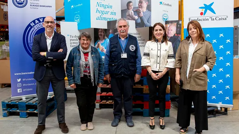 De izquierda a derecha, Javier Muñoz, responsable de Acción Social de la Dirección Territorial Ebro de CaixaBank; Marisol Villar, presidenta del Banco de Alimentos de Navarra; Ramón Navarro, vicepresidente del Banco de Alimentos de Navarra; Itziar Egaña, directora comercial de CaixaBank en Navarra; e Izaskun Azcona, delegada de la Fundación “la Caixa”. CAIXABANK