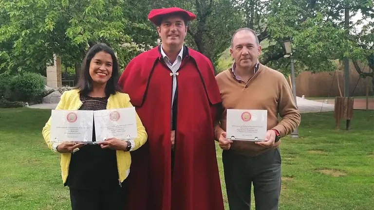 David Palacios, presidente de la Cofradía del vino de Navarra, junto a Naudii Romero y Javier Zangroniz. CEDIDA