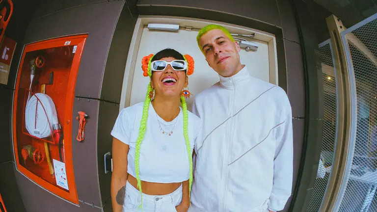 Pello Reparaz (ZETAK) y Li Saumet (Bomba Estéreo) la semana pasada en Bogotá, Colombia. CEDIDA