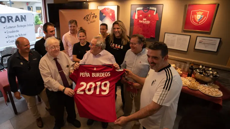 El presidente del Club Atlético Osasuna, Luis Sabalza, junto con miembros de su junta directiva y jugadores de los equipos masculino y femenino inauguran oficialmente la Peña Osasunista Burdeos. IRAITZ IRIARTE.