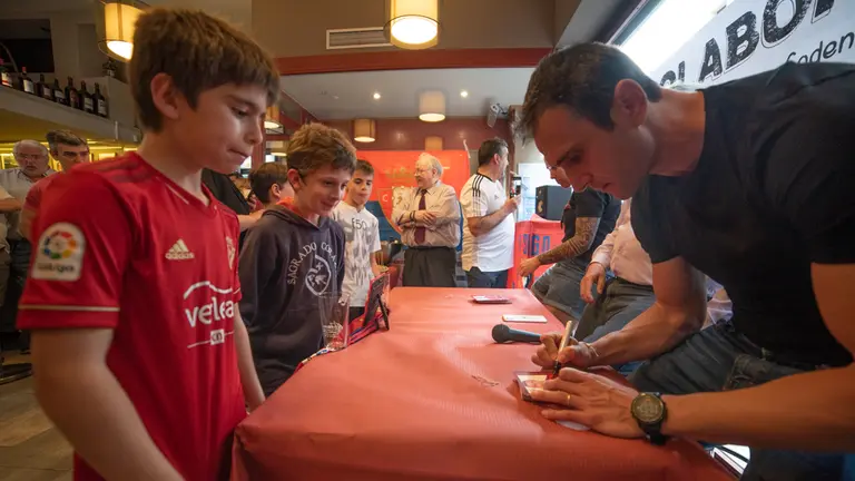 El presidente del Club Atlético Osasuna, Luis Sabalza, junto con miembros de su junta directiva y jugadores de los equipos masculino y femenino inauguran oficialmente la Peña Osasunista Burdeos. IRAITZ IRIARTE.