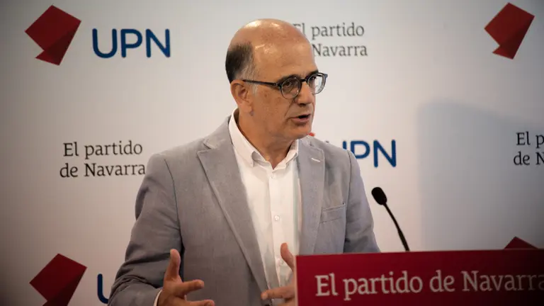 El senador de UPN, Alberto Catalán, anuncia el debate de iniciativas presentas en la Cámara Alta "de interés" para la Comunidad foral. IRAITZ IRIARTE.