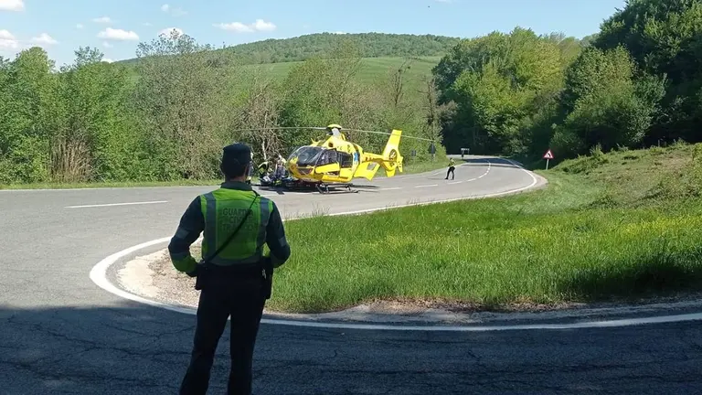 Agentes de la Guardia Civil de Navarra han atendido un accidente de un peregrino que se encontraba realizando el Camino de Santiago en bicicleta. GUARDIA CIVIL