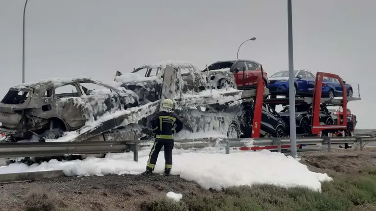 Se incendia un camión portacoches en el peaje de entrada a Tudela - CEDIDA