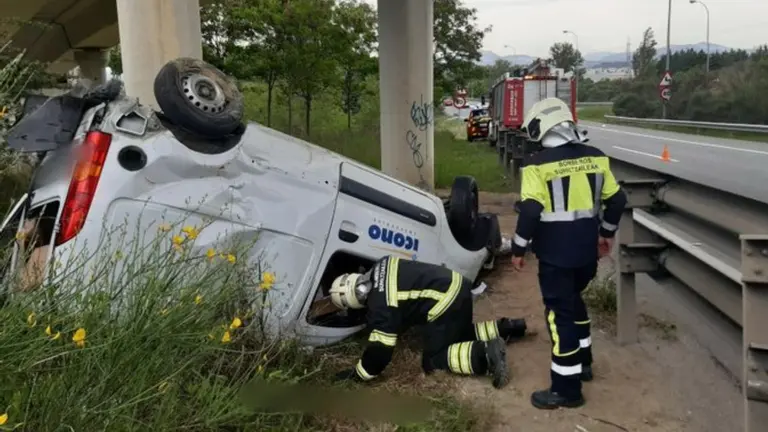 Joven de 27 años trasladado al HUN tras salirse de vía en La Morea
