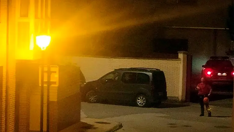 Un agente de la Policía Foral a las puertas del centro de menores (COA) de Marcilla.