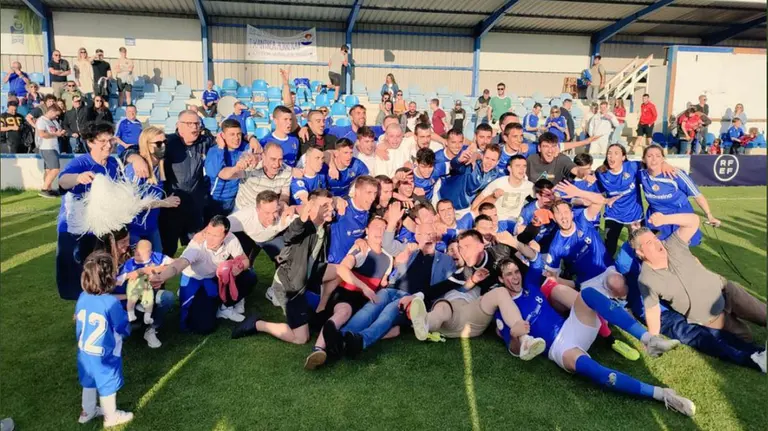 Jugadores y seguidores del Chantrea celebran la victoria en Tafalla. @udcTxantrea