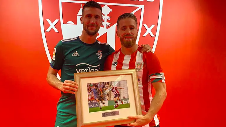 El capitán del Athletic, Muniáin, ha entregado una fotografía a Oier como reconocimiento por su último partido como jugador de Osasuna en San Mamés. CA OSASUNA