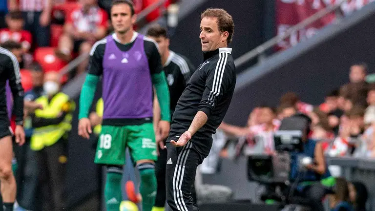 El entrenador del Osasuna, Jagoba Arrasate, durante el encuentro correspondiente a la jornada 37 de primera división que disputan hoy domingo frente a Athletic Club en el estadio de San Mamés, en Bilbao. EFE/Javier Zorrilla